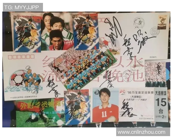 足球球员拆开足球球星卡的惊喜瞬间与稀有卡片揭秘