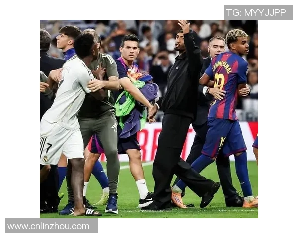 足球球星受伤流血瞬间引发场上紧张气氛比赛暂停医护人员紧急处理